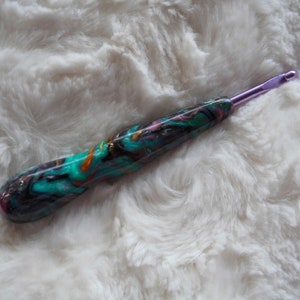 Resin Crochet Hook, custom crochet hook, ergonomic crochet hook, Susan Bates crochet hook, fiber arts, crochet arts, RTS crochet hook image 2