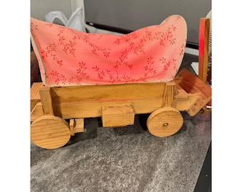 Lampada vintage fatta a mano a forma di carro coperto in legno, stile rustico western da pioniere, ruota mancante