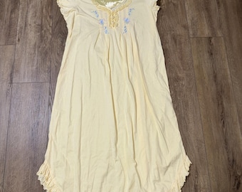 Vestido amarillo vintage de talla grande para mujer de la colección Kathie Lee con bordado de flores.