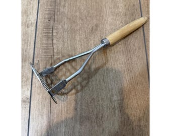 Vtg Primitve Round Potato Vegetable Masher w/Wooden Handle & Stainless Steel 705