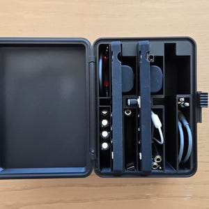 Puede incluir: Un juego de tres tazas de cerámica con un acabado mate moteado. Las tazas son de color crema, marrón claro y marrón oscuro. Cada taza tiene un diseño simple y minimalista.