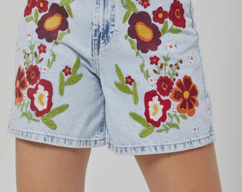 Pantaloncini midi in denim azzurro ghiaccio con ricami floreali / 100% cotone, vestibilità comoda, ideali per l'estate.