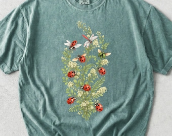 Camiseta con estampado floral natural, camiseta botánica con helechos, camiseta con ilustración de mariquita y libélula