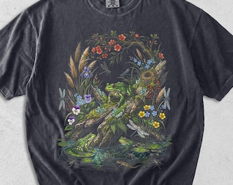 Camiseta com estampa de lagoa, sapo e libélula, camiseta com arte botânica da natureza e vida selvagem, camiseta floral com estampa de sapo.