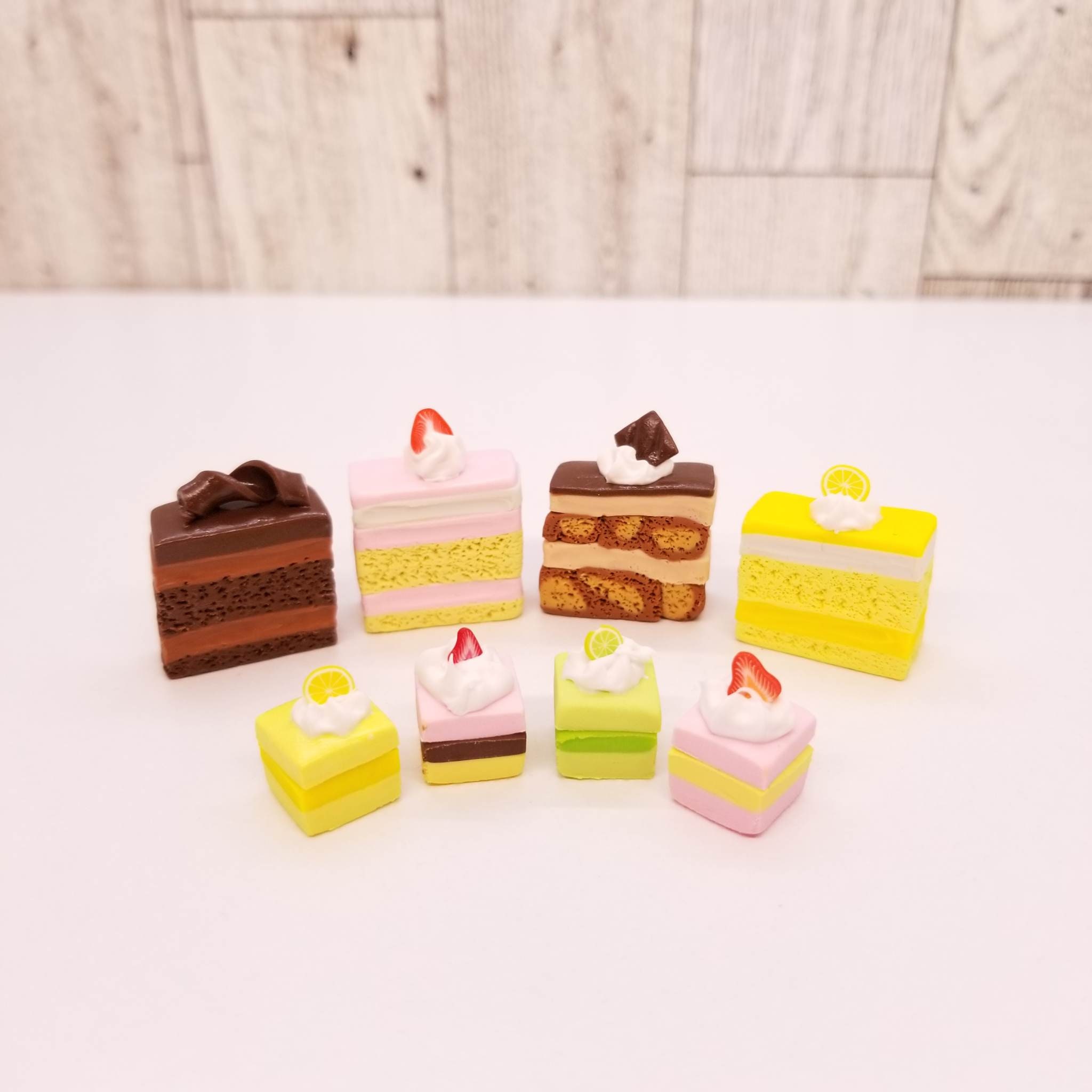 Cute New1:12 Miniature Dollhouse Supermarket Food Snacks Mini Cake Wine  Drink for Blyth Barbies BJD Doll Kitchen Accessories