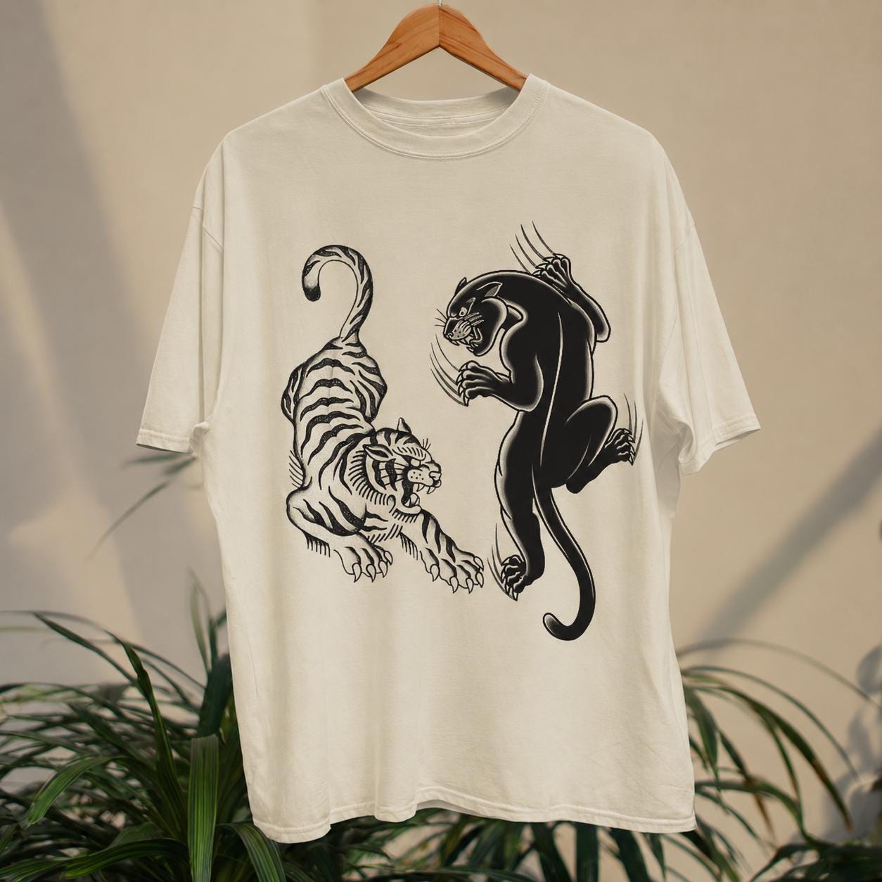 PANTHER Ý GRAPHIC VINTAGE BIG T-SHIRT Tiger and Panther Fighting T-shirt, Vintage Big Cat Graphic Tee