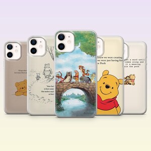 Könnte beinhalten: Fünf transparente Handyhüllen mit Winnie Puuh-Illustrationen und Zitaten. Die Designs zeigen Puuh beim Hervorschauen, Puuh und Ferkel beim Gehen, die Brückenszene aus dem Hundert-Morgen-Wald, ein großes Puuh-Porträt sowie Puuh und Ferkel beim Sitzen.