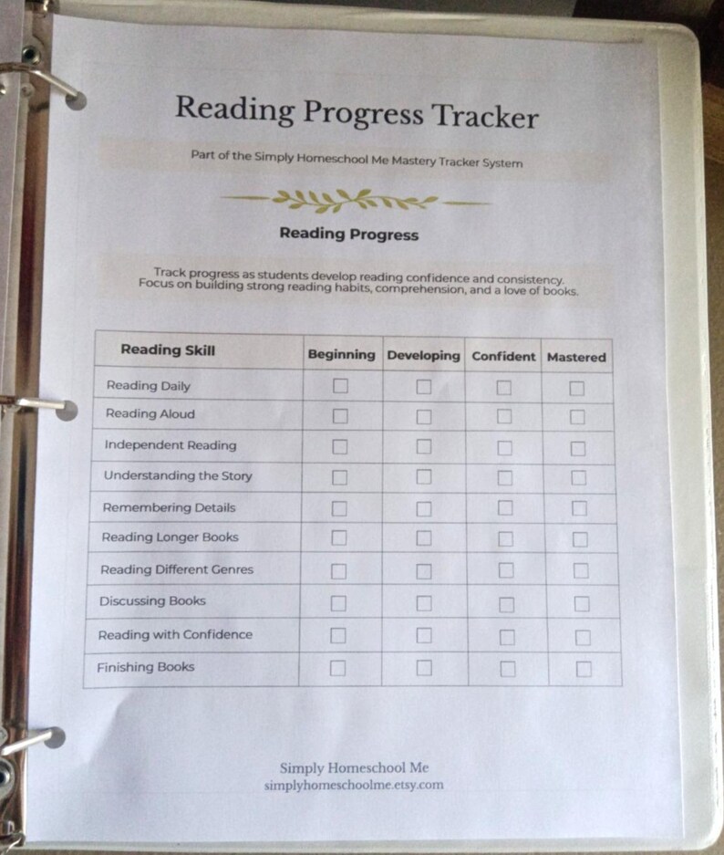 Puede incluir: Una hoja de papel blanca titulada "Reading Progress Tracker" en una carpeta. El rastreador incluye secciones para habilidades de lectura como "Lectura diaria" y "Lectura en voz alta", con casillas de verificaci&oacute;n para los niveles de progreso.