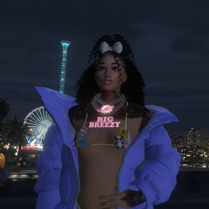 Könnte beinhalten: Eine Person trägt eine blaue Steppjacke, eine Halskette mit dem Text "BIG BREEZY" und einen Bikini mit kleinen Stofftieren. Der Hintergrund zeigt ein Riesenrad und Stadtlichter bei Nacht.