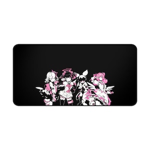 Può includere: Tappetino per mouse rettangolare nero con un gruppo di personaggi in stile anime in bianco e rosa. I personaggi sono in varie pose, con abiti e accessori dettagliati. Il tappetino ha angoli arrotondati e uno sfondo nero.