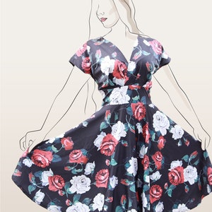 Op de afbeelding: Een zwarte jurk met een V-hals en korte mouwen. De jurk is bedekt met een bloemenprint van rode, witte en groene rozen.