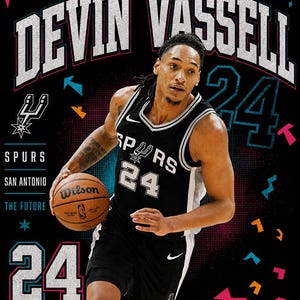 Pode incluir: Uma t-shirt gráfica com um jogador de basquetebol com uma camisola preta e branca dos San Antonio Spurs com o número 24, segurando uma bola de basquetebol Wilson castanha. O design inclui o texto DEVIN VASSELL, SPURS, SAN ANTONIO, THE FUTURE e 24.
