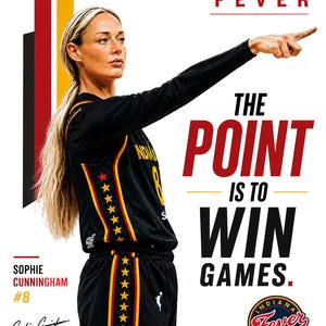 Puede incluir: Una jugadora de baloncesto con una camiseta negra de Indiana Fever con rayas laterales amarillas y rojas con estrellas. El texto dice INDIANA FEVER, THE POINT IS TO WIN GAMES, SOPHIE CUNNINGHAM #8, e incluye el logo del equipo.