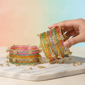 Puede incluir: Una taza de cerámica blanca con un asa negra y el texto "But First, Coffee" en negrita negra. La taza se encuentra sobre un fondo neutro, resaltando su diseño simple.