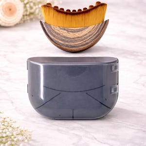 Puede incluir: Un juego de tres tazas de cerámica con un acabado mate moteado. Las tazas son de color crema, gris claro y gris oscuro. Cada taza tiene un diseño simple y minimalista y un asa redondeada.