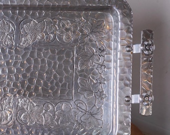 Taca aluminiowa w stylu vintage z młotkowanym wykończeniem i uchwytami w kwiaty – taca do serwowania z wzorem liści, kuchnia Cottagecore