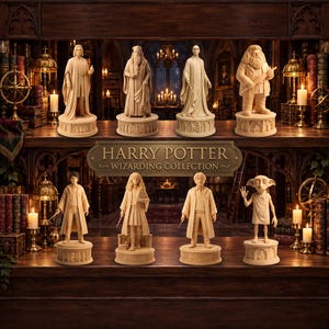 Könnte beinhalten: Ein Harry Potter Wizarding Collection Set mit acht hellen, geschnitzt wirkenden Figuren von Charakteren wie Dumbledore, Voldemort, Hagrid, Harry, Hermione und Dobby, die jeweils auf einem detaillierten runden Sockel in einem Regal stehen.