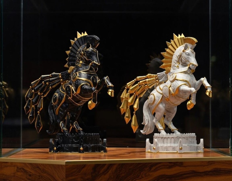K&ouml;nnte beinhalten: Zwei dekorative Pferdestatuen, eine schwarze und eine wei&szlig;e, mit goldenen Akzenten. Die gefl&uuml;gelten Pferde stehen auf dekorativen Sockeln. Die Statuen sind aufb&auml;umend dargestellt und zeigen komplizierte Details.