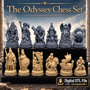 Puede incluir: El Odyssey Chess Set presenta una colección de figuras en miniatura detalladas en colores gris y crema. La fila superior muestra figuras mitológicas, mientras que la fila inferior muestra guerreros y un barco. Texto: The Odyssey Chess Set y Digital STL File.