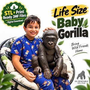 Puede incluir: Una figura realista de bebé gorila de color marrón oscuro con pelaje texturizado y rasgos faciales detallados. La imagen incluye el texto Life Size Baby Gorilla, Bring Wild Friends Home y STL+Print Ready 3MF Files, indicando un archivo digital 3D.