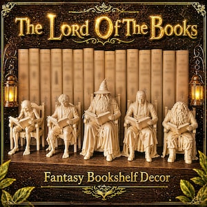 Pode incluir: Decoração de estante de fantasia com cinco figuras detalhadas de personagens lendo livros, com um pano de fundo de livros em estilo vintage. O texto "The Lord Of The Books" e "Fantasy Bookshelf Decor" são exibidos.