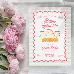 Könnte beinhalten: Eine rechteckige Einladungskarte mit einem gewellten rosa Rand und dünnen horizontalen Streifen. Der Text lautet: PLEASE JOIN US FOR A Baby Sprinkle, IN HONOR OF Gracie Smith, SAT SEPT 11 10 AM, 12 SUNDAE STREET, RSVP TO SARAH 123 456 9890.
