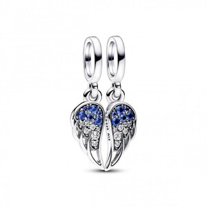 Peut inclure: Deux breloques argentées en forme d'ailes d'ange. Chaque aile est ornée de pierres précieuses bleues et transparentes. Les breloques ont une boucle en haut pour l'attache. Le texte "S925 ALE" est visible sur une aile.