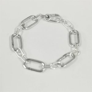 Puede incluir: Una pulsera de cadena plateada con eslabones ovalados. La pulsera está hecha de metal brillante y tiene un cierre de broche. El nombre de la marca "PANDORA" es visible en el cierre.