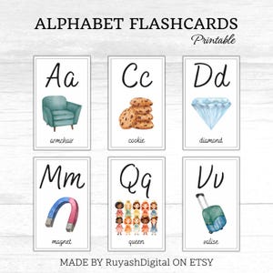Può includere: Flashcard dell'alfabeto con illustrazioni ad acquerello. Le carte presentano le lettere Aa, Cc, Dd, Mm, Qq e Vv. Ogni carta mostra una lettera, un'immagine corrispondente e la parola per l'immagine. È presente anche il testo "Printable" e "MADE BY RuyashDigital ON ETSY".