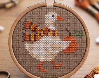 Patrón de punto de cruz de ganso otoñal en PDF, bordado de ganso calabaza, punto de animales otoñales, linda decoración de Acción de Gracias, diseño de pájaro de Halloween