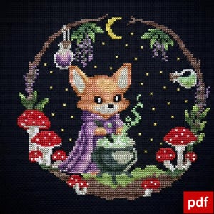 Könnte beinhalten: Kreuzstichmuster mit einem Fuchs in einem lila Umhang, der einen grünen Trank in einem Kessel umrührt. Das Design umfasst rote Pilze, einen Mond und Sterne auf dunklem Blau. Ein PDF-Logo befindet sich unten rechts.