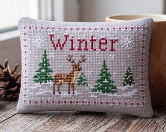 Schema per punto croce invernale in PDF, ricamo di un cervo in una foresta innevata, punto croce natalizio nordico, decorazione natalizia accogliente, design rustico per cuscino invernale