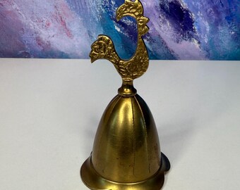 Campana de gallo, metal de latón martillado tono dorado vintage, pequeña campana de mesa, brutalista portugués de mediados de siglo.