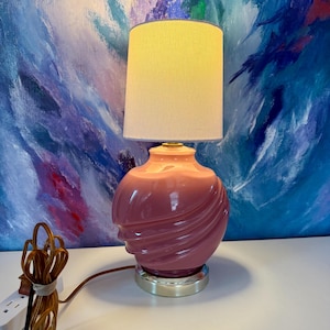 Rosa glasbordslampa, vintage 80-tals art déco-revival 1980-90-tals mauve virvelformad snäcka