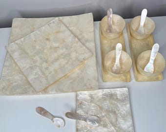 Juego de servir de 11 piezas de concha de capiz: platos, cucharas, cuencos, sushi y aperitivos, estilo vintage nácar playero náutico costero para la cocina.