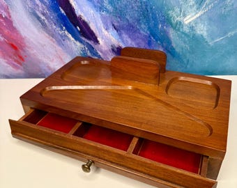 Caja joyero estilo valet de madera de nogal con cajón, organizador para escritorio, mesita de noche o cómoda, regalo vintage de mediados de siglo para el Día del Padre.