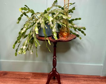 Soporte para plantas de madera vintage, mesa auxiliar trípode festoneada, muebles Brandt, estilo clásico vintage.