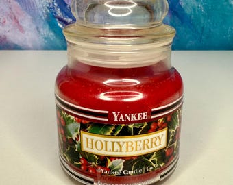 Vela Yankee Candle Hollyberry Black Band de 105 g (3.7 oz) para calentar el hogar, nueva, sin quemar, aroma a acebo y bayas, ideal para las fiestas navideñas de invierno.