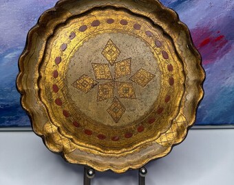 Bandeja redonda italiana florentina para servir o tocador, dorada y roja, estilo barroco europeo de mediados de siglo.
