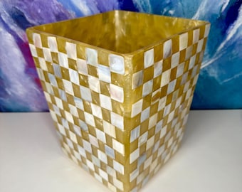 Papelera, cubo de basura o cesto para toallas de concha de capiz, con estampado vintage playero y costero de tablero de ajedrez.