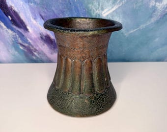 Jarrón de cobre egipcio estilo Art Déco, hecho a mano, grabado y martillado, firmado. Egipto