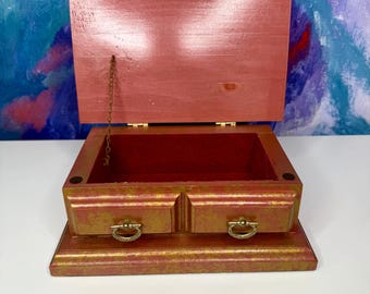 Houten sieradendoosje gemerkt met "Handcrafted at the Maine State Prison", rood en goudkleurig snuisterijdoosje