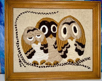 Cuadro decorativo de pared con bordado Crewel de la familia de búhos, McNeill Super Stitchery 5101, estilo vintage de mediados de siglo (1970-1980). Arte textil de fibra.