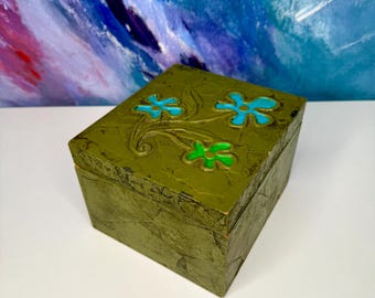 Fitz and Floyd Recipe Box Vintage Avocado Green & Blue Flowers, 1970s MCM Flower Power Groovy Mother’s Day Gift