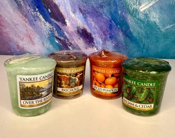 Lote de 4 velas votivas Yankee Candle con aromas descontinuados: Over the River, Patchouli, Balsam & Cedar y Spiced Pumpkin. Aromas de temporada: invierno y otoño.