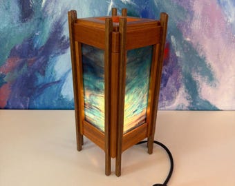Luminaria artesanal de vidrieras de Sankora Studios, con enchufe, firmada, estilo MCM.