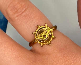 Anillo con cara de sol sonriente, talla 6.75, bisutería vintage en tono dorado, estilo celestial, caprichoso, Y2K, años 90, explosión solar cósmica
