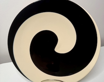 Yalos Casa Murano Bol grande para centro de mesa con diseño en espiral negro y crema, cristal artístico veneciano italiano, estilo minimalista contemporáneo monocromático.