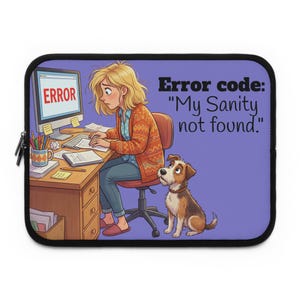 Op de afbeelding: Een laptoptas met een illustratie van een persoon achter een bureau met een computer die een "ERROR"-bericht weergeeft. De tekst "Error code: My Sanity not found" is ook te zien. Een hond zit naast de persoon.