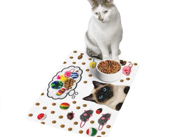 おもちゃとドライフードマット付きのシャム猫